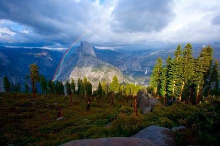 L'arc-en-ciel au-dessus du Half DomeUne randonnée jusqu'au Sentinel Dome récompense les gens avec de grandes vues sur le paysage qui les entoure.