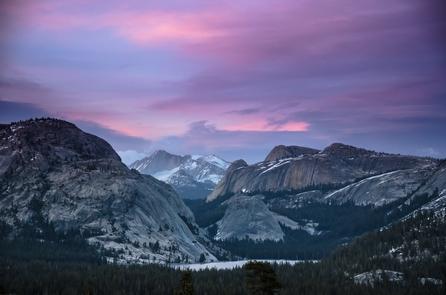 Tenaya Lake at SunsetTenaya Lake est un endroit favori pour s'arrêter le long de la Tioga Road en été.