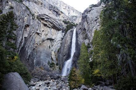 Cascada inferior de YosemiteEl paseo hasta la cascada inferior de Yosemite es una caminata popular y fácil.