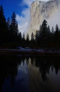 El CapitanEl Capitan s'élève à plus de 3 000 pieds au-dessus du sol de la vallée de Yosemite.