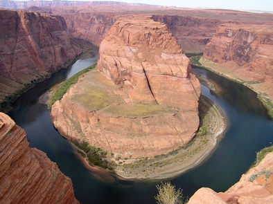 Horseshoe BendThe Colorado River makes a 270 degree turn at Horseshoe Bend. Watch your step at the 1000 foot drop!